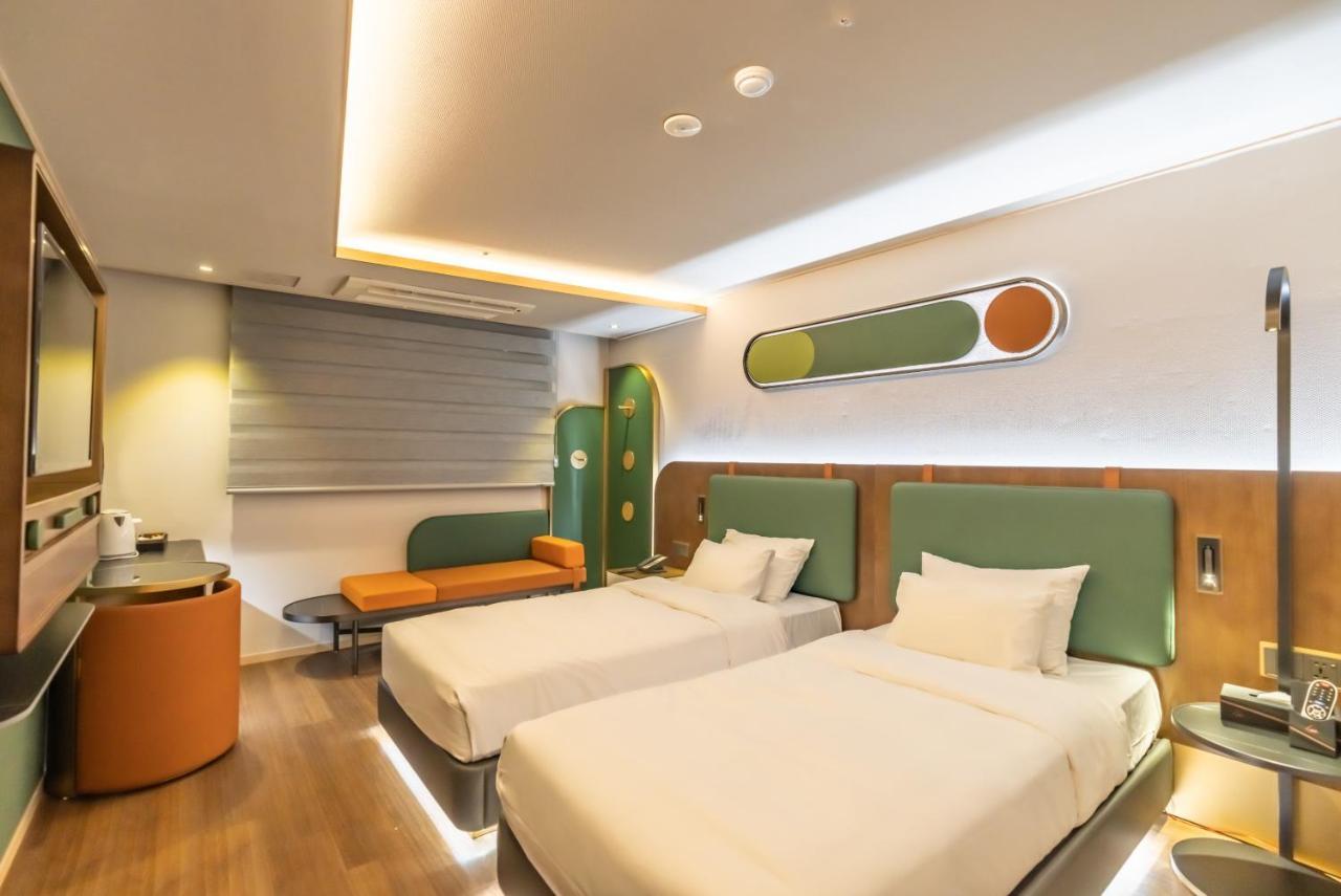 L&L Central Hotel Jeju Bagian luar foto